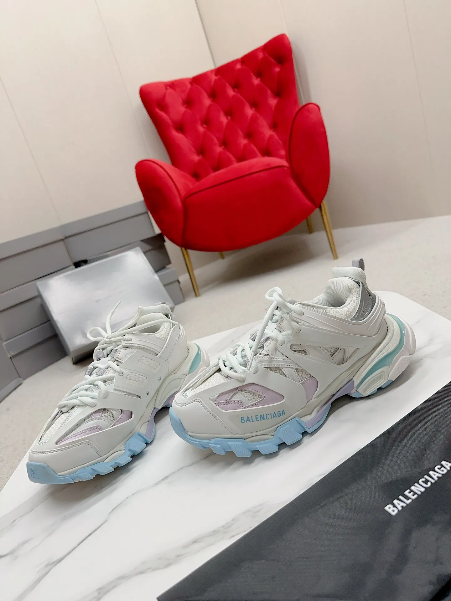 👟👟Ex-factory price 980👟👟 Men's size +10 𝐁𝐚𝐥𝐞𝐧𝐜𝐢𝐚𝐠𝐚|||𝐭𝐫𝐚𝗰𝐤 series 𝟑.𝟎Three generations of sports dad shoes‼ ️ [Top high-end quality from Dongguan Factory] Balenciaga dad shoes ~ super fashionable ~ full and three-dimensional shoes ~ amazing lines ~ very soft and light on the feet ~ super comfortable ~ versatile for commuting ~ can be paired with mid-calf socks, bell bottoms, wide-leg pants, overalls, very high-end ~ very manly and handsome ~ suitable for spring, summer, autumn and winter all year round... ⇢✈ Upper: Exclusive 1:1 original molded custom imported technical fabric mesh + imported cloth + 3M reflective strips [composed of 108 sub-pieces] ⇢✈Inner lining: Breathable mesh ⇢✈Outsole: Exclusive 1:1 original molded PU+TPU+EVA+rubber, a total of 13 sets of grinding tool combinations ⚠️Difference in market currency ~ high-end quality is definitely different ⇢✈𝐒𝐈𝐙𝐄Females: 35, 36, 37, 38, 39, 40 ⇢✈𝐒𝐈𝐙𝐄Men: 39, 40, 41, 42, 43, 44, 45